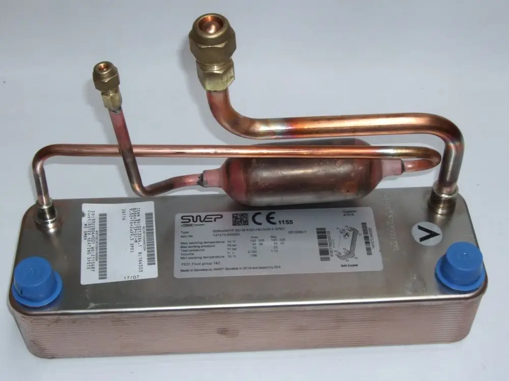 Kompakter Wärmetauscher mit Kupferrohren und Anschlüssen, geeignet für Daikin-Systeme, mit Typenschild und technischen Informationen auf der Oberseite.